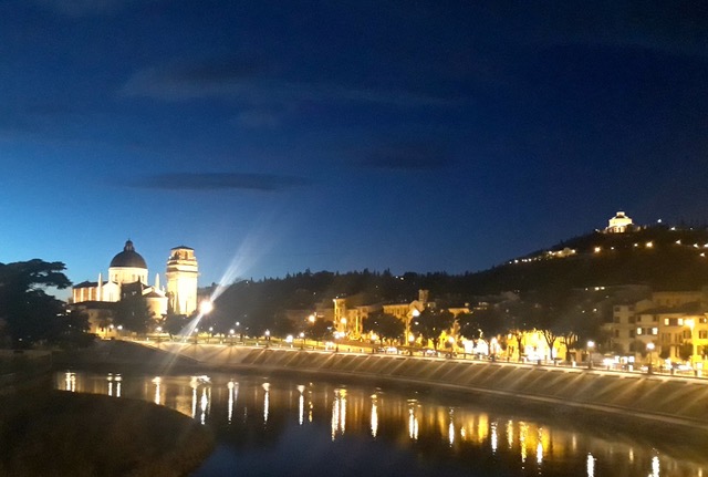 Passeggiando per la bella Verona di notte